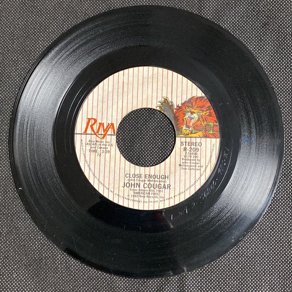 Vintage 45 RPM 1982 vinyl John Cougar “Hurts so Good” - Picture 2 of 3